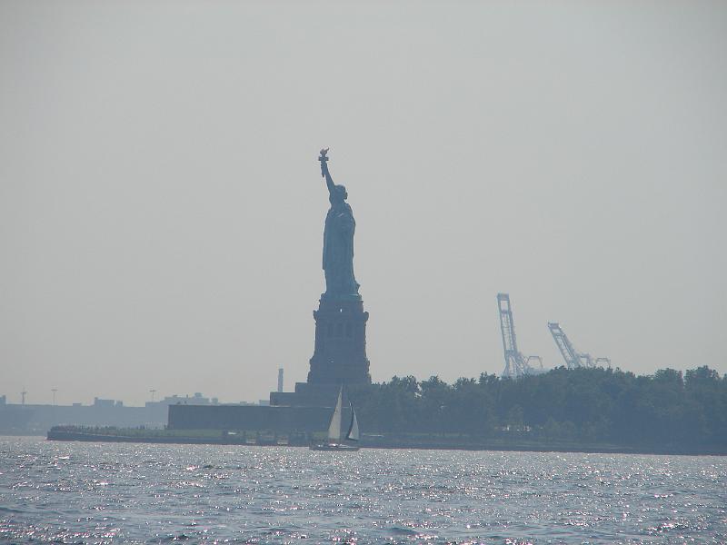 01_08_06 026.jpg - Eigentlich wollte ich auch wie diese Yacht um die Freiheitsstatue segeln, aber vielleicht ein andermal ;-)